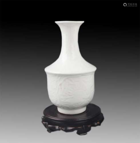 PAIR OF WHITE COLOR GLAZED PORCELAIN JAR