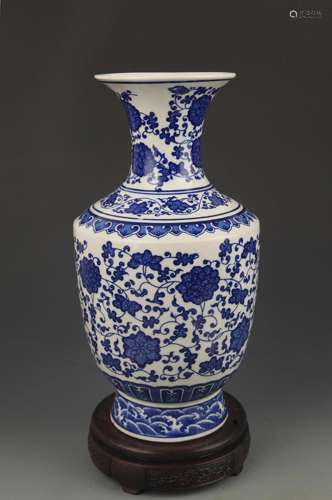 A LARGE BLUE AND WHITE LOTUS FLOWER VASE