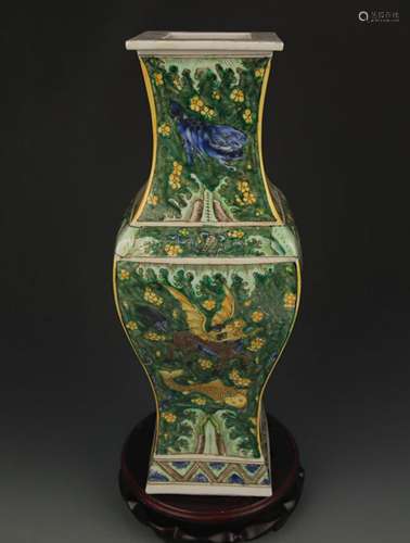 A SAN CAI COLOR ANIMAL PATTERN SQUIRE VASE