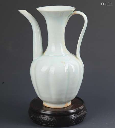 A LIGHT GREEN COLOR PORCELAIN WINE EWER