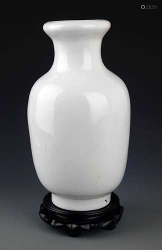 A WHITE COLOR GLAZED PORCELAIN BOTTLE