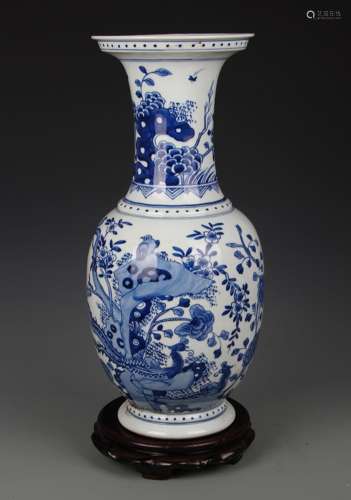 A FINE BLUE AND WHITE PEONY FLOWER PATTERN VASE
