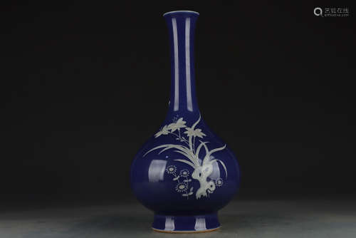 清雍正 蓝釉堆白花卉纹赏瓶