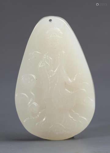 A FINE GUAN YIN FIGURE PALE CELADON JADE PENDANT