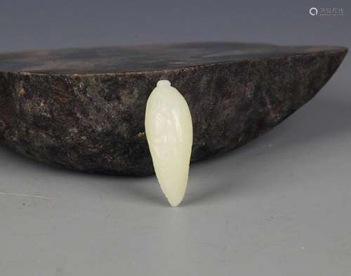 A FINE CORN SHAPED PALE CELADON JADE PENDANT