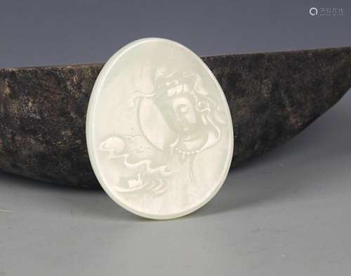 A FINE GUAN YIN STYLE PALE CELADON JADE PENDANT