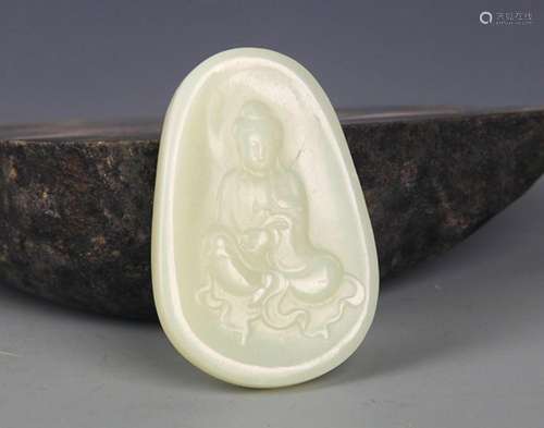 A FINE GUAN YIN STYLE PALE CELADON JADE PENDANT