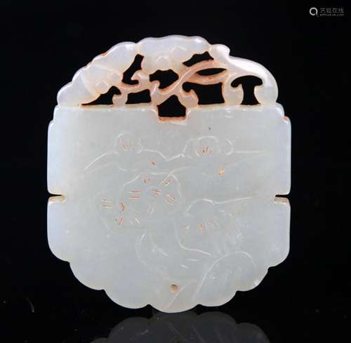 A FINE FLOWER PATTERN PALE CELADON JADE PENDANT