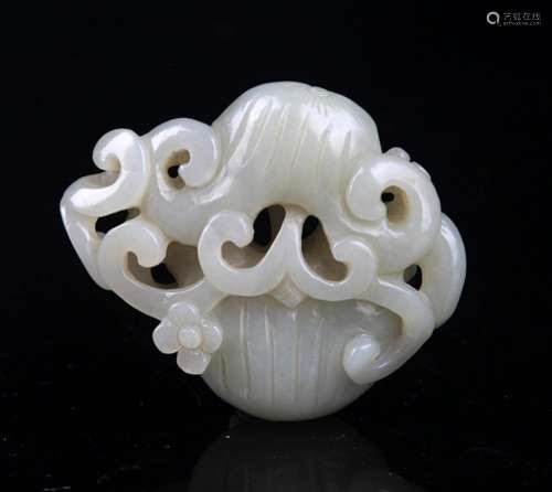 A FINELY CARVED PALE CELADON JADE PENDANT