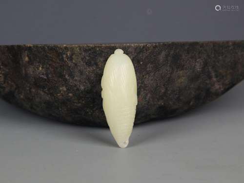 A FINE CORN SHAPED PALE CELADON JADE PENDANT