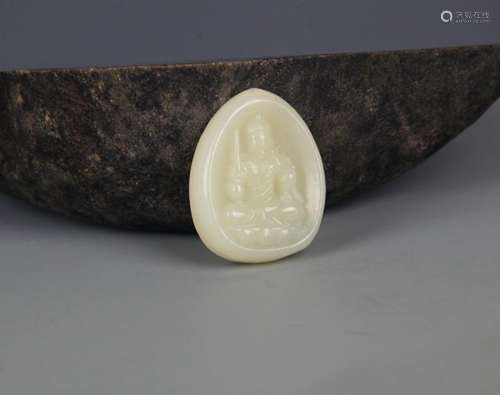 A FINELY CARVED HETIAN PALE CELADON JADE PENDANT