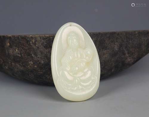 A FINELY CARVED HETIAN PALE CELADON JADE PENDANT