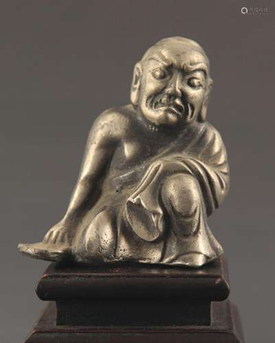 A FINELY MADE BRONZE ARHATS STATUE