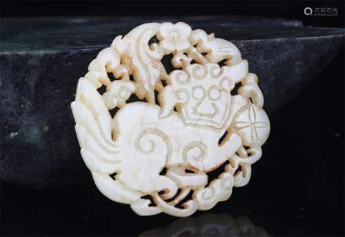 A FINE LION PAYING CARVING PALE CELADON JADE PENDANT