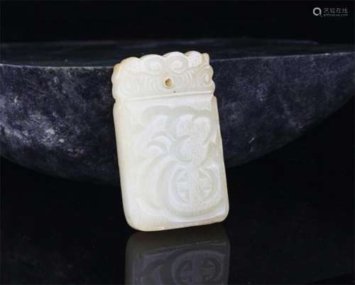 A FINE CHINESE CARVING PALE CELADON JADE PENDANT