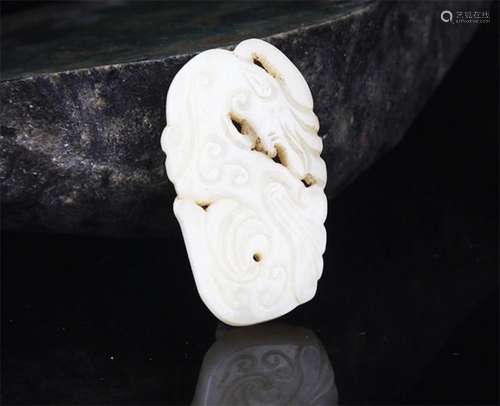 A FINE PHOENIX PATTERN PALE CELADON JADE PENDANT