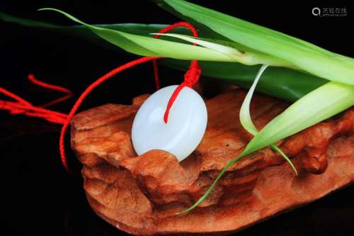 A FINE ROUND WHITE JADE PENDANT