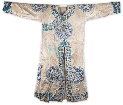 A FINE WHITE COLOR HAND MADE CHINESE ROBE