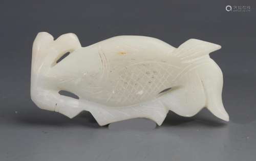 A FINE PALE CELADON JADE FISH FIGURE PENDANT