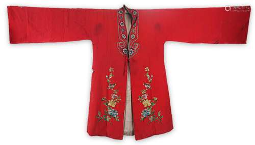 A FINE RED COLOR DRAGON EMBROIDERED ROBE