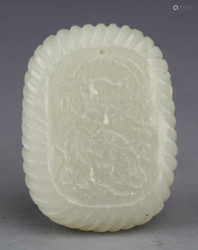 A FINE PALE CELADON JADE DRAGON PATTERN PENDANT