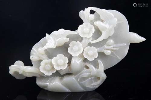 A LARGE FLOWER CARVING PALE CELADON JADE DECORATION