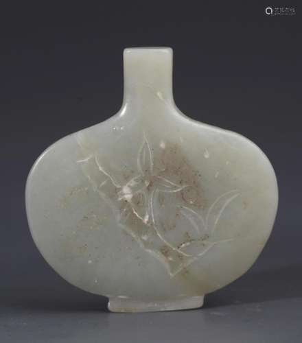 A FINELY CARVED PALE CELADON JADE PENDANT