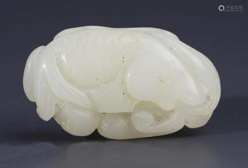 A FINE GRAPES FIGURE PALE CELADON JADE PENDANT