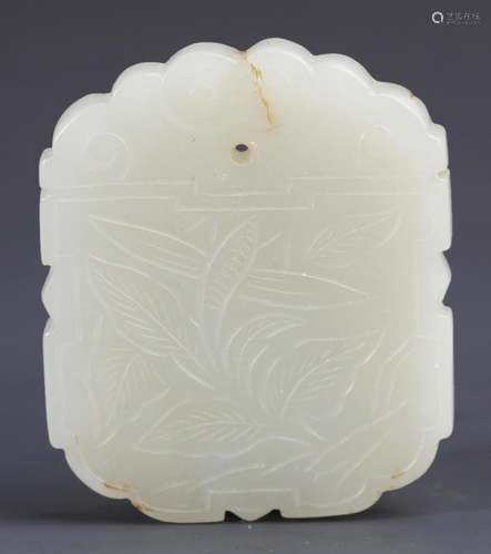 A FINELY CARVED PALE CELADON JADE PENDANT