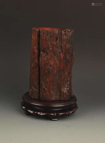 A FINELY CARVED WOOD BRUSH HOLDER