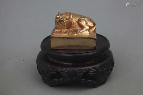 A FINE GILT BRONZE ANIMAL TOP STYLE SEAL