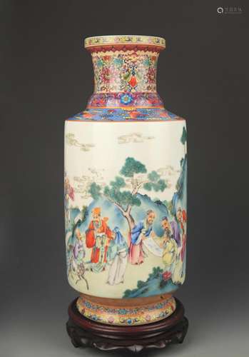 A FAMILLE ROSE CHARACTER PATTERN PORCELAIN VASE