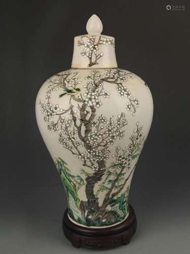 A LARGE FAMILLE ROSE PLUM TREE VASE WITH COVER