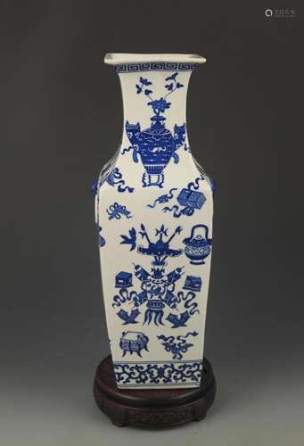 BLUE AND WHITE FLOWER PATTERN SQUIRE VASE
