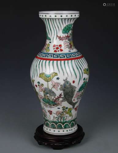 A FAMILLE VERTE FISH PAINTED PORCELAIN VASE