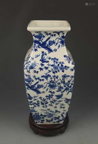 A BLUE AND WHITE FLOWER PAINTED SQUARE VASE