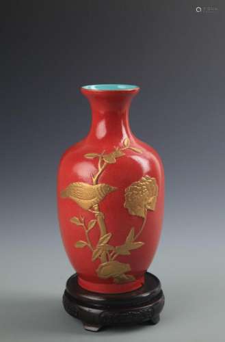 REAR GILT AND CORAL RED GROULD BIRD PATTERN VASE