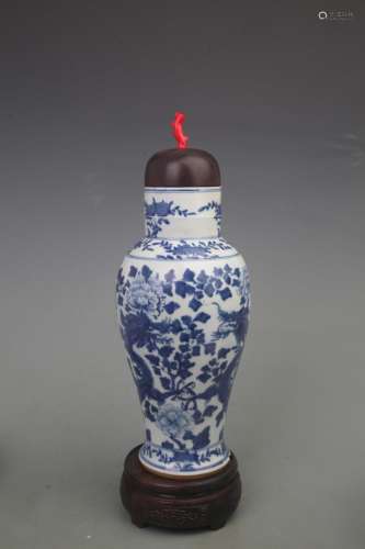 BLUE AND WHITE DRAGON PATTERN VASE WITH REDWOOD COVER