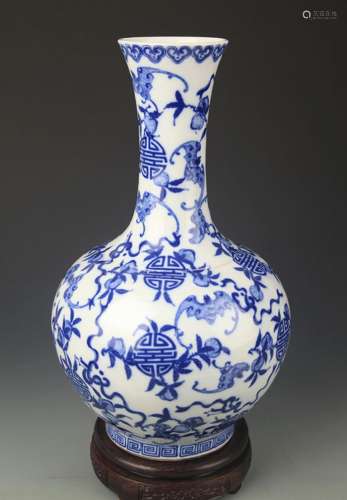A TALL BLUE AND WHITE BAT PATTERN GROUND VASE