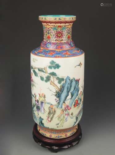 A FAMILLE ROSE CHARACTER PATTERN PORCELAIN VASE