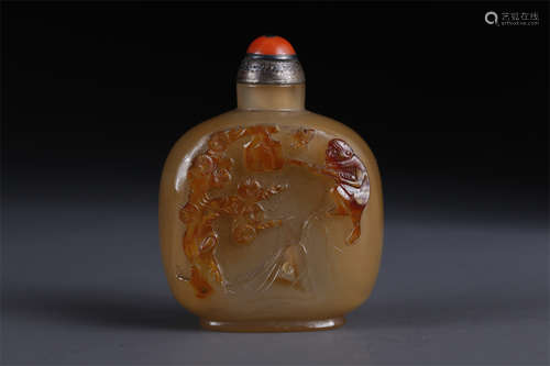 An Agate Snuff Bottle with Macaque Design.