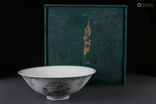 A Contrasting Color Porcelain Bowl.