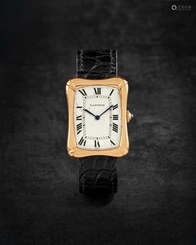 CARTIER. RARE MONTRE BRACELET EN OR JAUNE 18K (750) DE FORME...