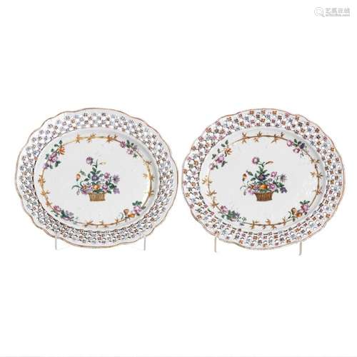 Pair of reticulated platters in Chinese porcelain, Qianlong