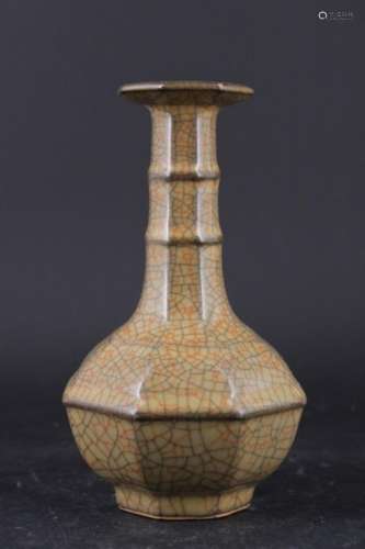 Chinese Song Porcelain Geyao Crackled Vase