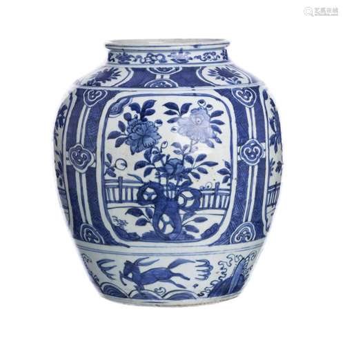 Large Chinese porcelain pot, Wanli