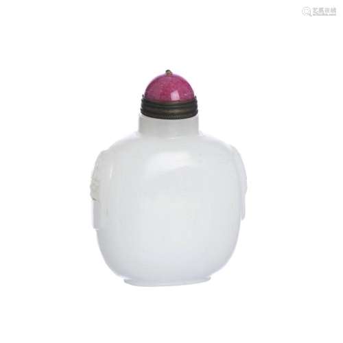 Chinese white jade snuff bottle