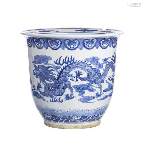 Chinese porcelain 'dragons' cachepot