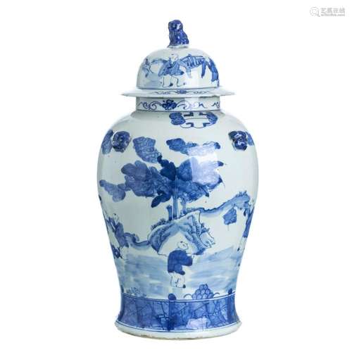 Chinese porcelain pot with lid 'figures'