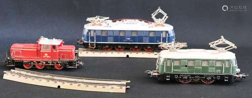 Modelleisenbahn, eine Lokomotive und zwei Waggons sowie zwei...